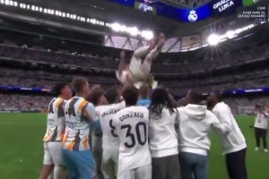 莫德里奇賽后被隊(duì)友高高舉起，全場(chǎng)伯納烏球迷跟著歡呼！