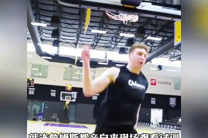 這該死的松弛感！周琦腳踩拖鞋帶娃練習(xí)籃球 準(zhǔn)頭還不錯哦