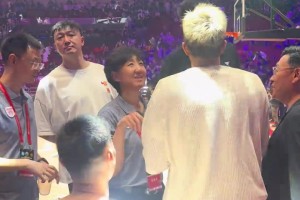 當杜峰看到郭艾倫的那一刻，手已經(jīng)忍不住了！