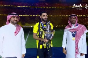 捧杯時刻??隊長本澤馬捧起沙特聯(lián)冠軍獎杯！