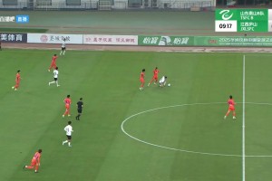 中乙驚現(xiàn)中圈吊射名場(chǎng)面，這個(gè)門在干嘛啊??