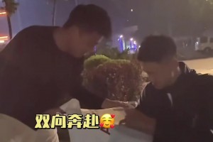 球迷騎電驢來合影！周鵬深夜直播被球迷感動：沒想到還有人喜歡我