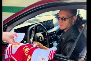 安東尼為人是真好！哪怕自己快遲到了都給中國粉絲簽名??