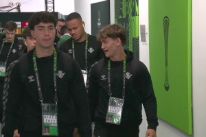 大戰(zhàn)一觸即發(fā)！貝蒂斯將帥抵達球場備戰(zhàn)！