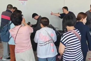 姚明現(xiàn)身澳門機(jī)場(chǎng) 路人抓住一切機(jī)會(huì)趕緊偷偷合照??????