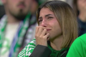 心疼！貝蒂斯無緣歐協(xié)聯(lián)冠軍，看臺上的貝蒂斯女球迷哭得很傷心！