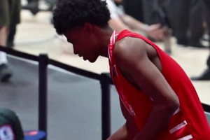 拿到獎牌馬上過去找老大打招呼，華子的路越來越寛了~