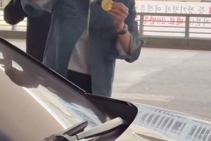 衣錦還鄉(xiāng)！孫興慜返回韓國，眾多女球迷讓其把歐聯(lián)獎牌戴上??