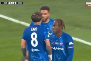 ??繼續(xù)干！恩佐進(jìn)球后給了詹姆斯一巴掌，兩人頂頭互相打氣