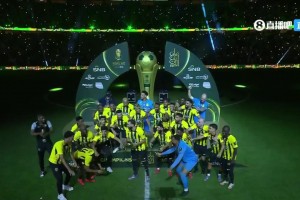 捧杯時刻！隊長本澤馬高舉冠軍獎杯全隊慶祝！