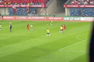 遺憾，歐協(xié)聯(lián)不敵切爾西，前國(guó)安外援巴坎布領(lǐng)獎(jiǎng)時(shí)輕撫冠軍獎(jiǎng)杯