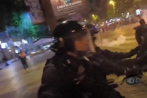 香榭麗舍大街持續(xù)騷亂！巴黎奪冠后，警方遭到煙花和鋪路石的襲擊