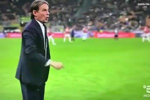 外網(wǎng)調(diào)侃歐冠很懂小因扎吉??此前意杯0-3米蘭，小因怒吼四官“別給補時”