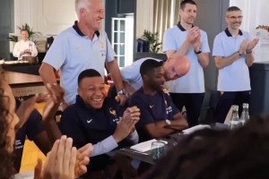 登貝萊：這不小姆嘛??！法國集訓(xùn)姆巴佩坐在登貝萊旁笑得很開心