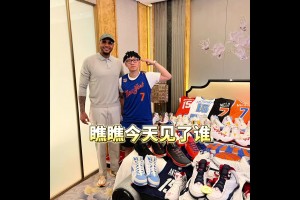 圓夢！網(wǎng)友帶安東尼看收藏的各種瓜哥球衣球鞋！安東尼：我知道你