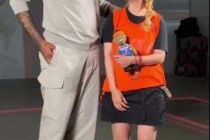 ??安東尼與姚明上海重逢！熱聊間姚明拍了拍甜瓜肚子??