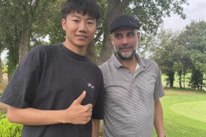 中國小伙真行！瓜瓜估計頭一次見過和他合影還把他摁在身后??