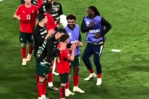 逆轉(zhuǎn)德國(guó)晉級(jí)決賽！賽后謝場(chǎng)時(shí)C羅非常開(kāi)心并擁抱小孔塞桑