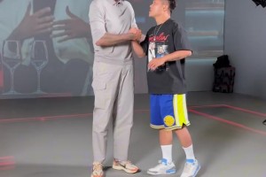 球迷與安東尼合照時(shí)身穿印有保羅和甜瓜的T恤，瓜哥：這衣服不錯(cuò)