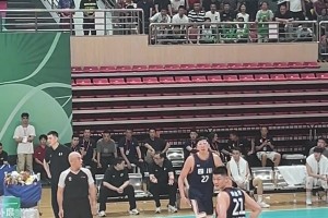 阿這。。。全運(yùn)會(huì)周琦代表四川出戰(zhàn)比賽中不滿判罰被驅(qū)逐~