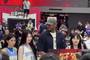 安東尼中國行和女粉絲合影 瓜哥歪頭看著笑的合不攏嘴啊~