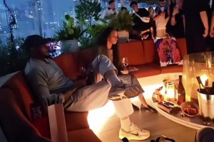 大佬氣質(zhì)！安東尼中國行二郎腿一翹 右手紅酒 左手雪茄~