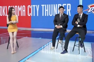 美娜一身黃色長裙秀著大長腿！王猛都調(diào)侃：我柯！你看看人倆的腿