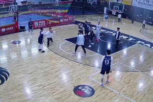 健身房偶遇大王 必須拍一張，王哲林213，猜我多高？??