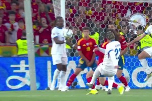 登貝萊底線傳中！拉比奧特巧妙一漏，特奧抽射擊中門框！