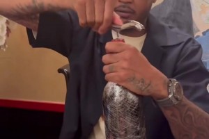 喝起來！安東尼中國行 在上海飯局上開啟了一瓶83年的拉菲~