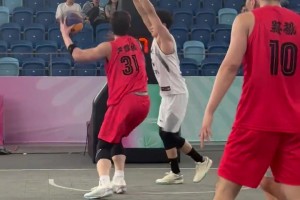 一回合怒砍2分2籃板！王哲林3v3比賽中籃下的連續(xù)進(jìn)攻~