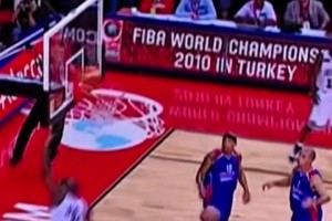 引起網(wǎng)友激烈討論！當年詹姆斯這球被吹了走步，放現(xiàn)在還會嗎？