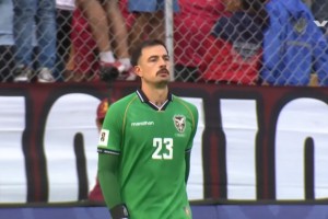 太假了！玻利維亞門將停球停了個寂寞，開場5分鐘送烏龍大禮！