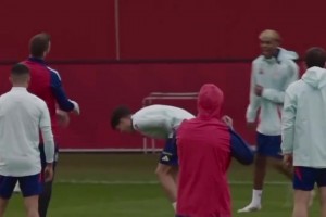 男人多么痛的領(lǐng)悟??！“小庫巴西”遭亞馬爾挑球后痛擊