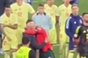 互相尊重！頒獎(jiǎng)儀式后，C羅走向德拉富恩特向西班牙隊(duì)表達(dá)敬意