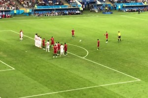 葡萄牙奪冠后C羅和佩佩擁抱，全隊(duì)向佩佩致敬這一幕太動(dòng)人了