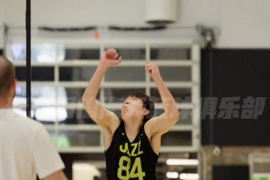 身穿爵士84號球衣！楊瀚森試訓(xùn)爵士視頻出爐，看起來狀態(tài)很不錯