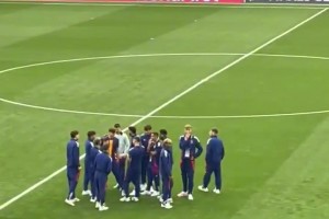 歐國聯(lián)決賽賽前，西班牙球員在球場用手機看法網(wǎng)阿卡vs辛納??