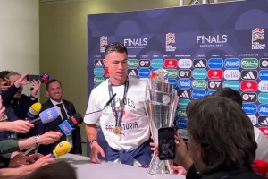 氛圍真好??C羅混合區(qū)接受采訪，B費(fèi)為他送上獎(jiǎng)杯??