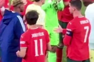 外網(wǎng)熱議C羅主動(dòng)握手，亞馬爾將臉側(cè)向一旁，球迷：傲慢的家伙