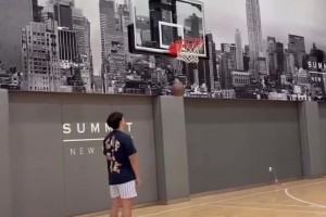 看到他就知道休賽期開始了！西蒙斯訓(xùn)練中化身三分射手！