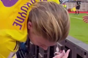 真拼??！對陣威爾士的場邊一幕，德布勞內翻越廣告牌！