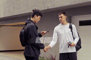 雖然鞋沒送出去，但是恭喜楊瀚森收獲一份友誼！