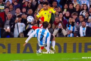 狼狽??????迪亞斯腳后跟磕球過人戲耍德保羅，今天狀態(tài)爆炸