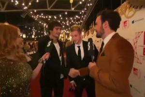 這倆人帥的離譜啊！名場面：胡梅爾斯和羅伊斯被質疑穿搭！