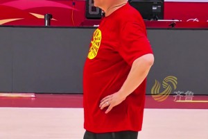 ??中國女籃賽前訓(xùn)練 獲主教練宮魯鳴允許 張子宇再演扣籃絕技！