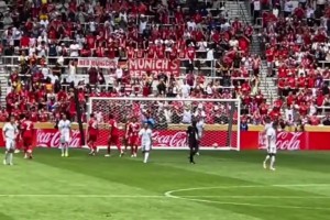 太無聊了??拜仁10:0奧克蘭城，諾伊爾在中圈和后場活動身體