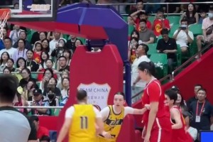 降維打擊都不足以形容啊??張子宇上場20秒就碾壓式得分