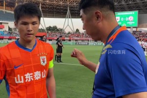 中乙聯(lián)賽泰山B隊主場對陣蘭州，主帥韓鵬給隊長陳澤仕面授機宜