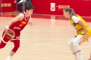 比賽再激烈，楊舒予也不忘調(diào)戲一下對手??